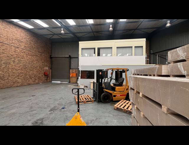 500M² WAREHOUSE TO LET IN SPARTAN